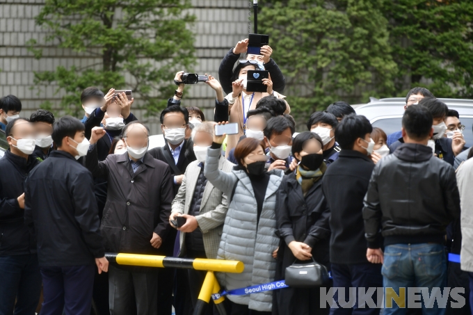 법원 출석하는 김경수 지사 향해 응원하는 지지자들