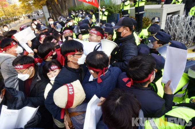 신라젠 주주들, 한국거래소 진입시도 중 경찰과 몸싸움