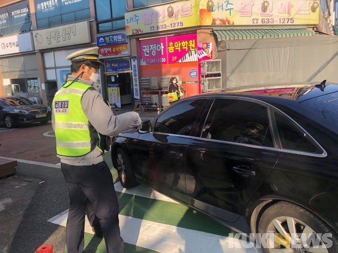 대전동부경찰, 스쿨존 불법주정차 차량 합동 단속 실시