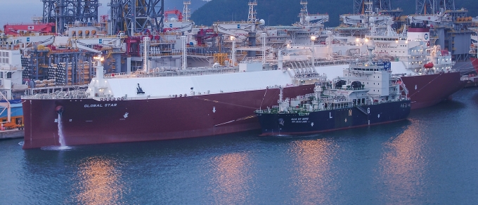 대우조선해양, 조선소 안벽서 LNG 선적 성공...세계 최초