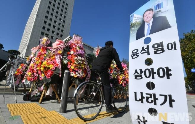 검사장 17명 성명 “尹총장 징계, 성급하고 무리…법치주의 훼손 우려”