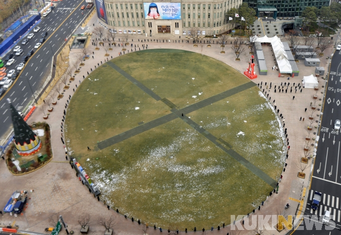 코로나19 검사 대기줄로 둘러싸인 서울광장