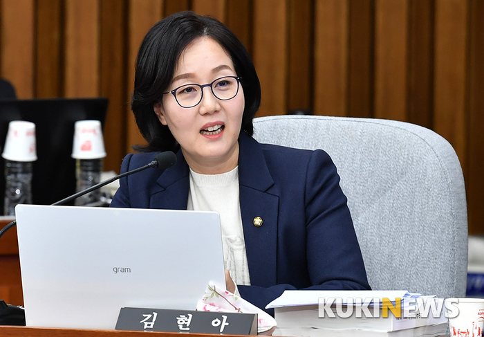 정세균 총리 후보자에게 질의하는 김현아 의원