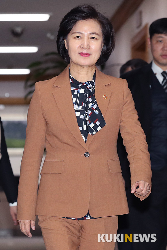 추미애 법무부 장관 '김명수 대법원장 만나러 가는 길'