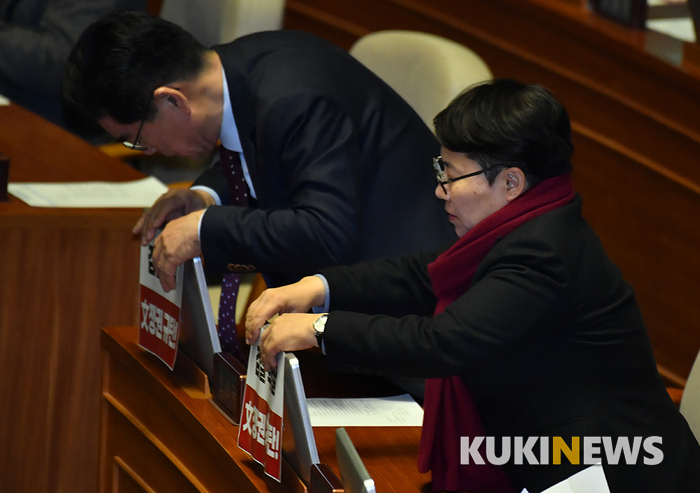 '文정권 규탄' 플랜카드 붙이는 자유한국당 의원들