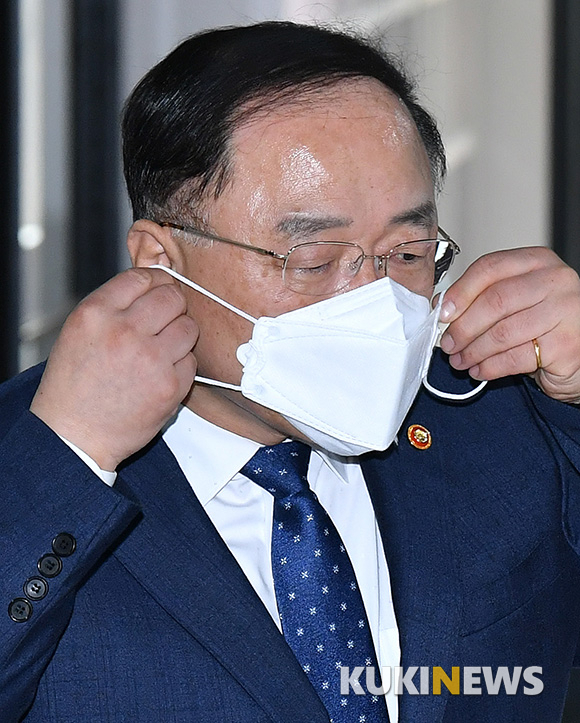 홍남기 부총리, 마스크 착용은 '꼼꼼하게'