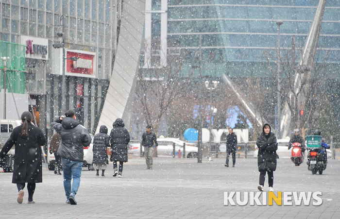 서울 하늘에 눈이 펑펑