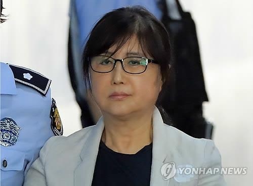 ‘비선실세’ 최서원, 파기환송심서 징역 18년…일부 강요 무죄로 2년 감형
