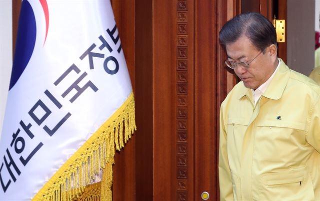 문재인 대통령 “코로나 대응, 심각 단계 올리겠다