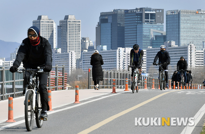 마스크 착용하고 자전거 타는 시민들