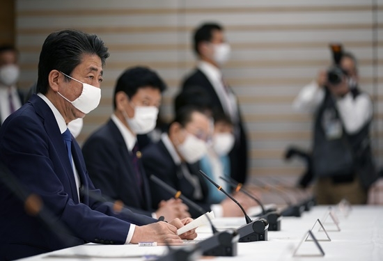 日 아베, 코로나19 감염자 급증에 긴급사태 선언 예정