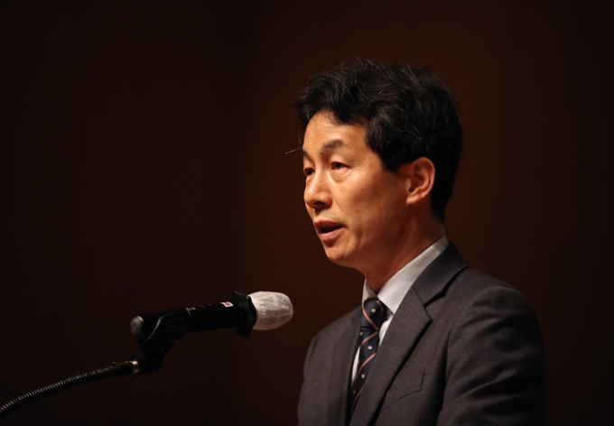 “국회의원, 4연임은 안 돼”… 윤건영, 결국 법 발의