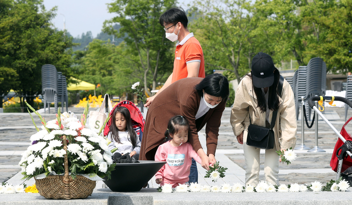 노무현 전 대통령 묘역에 헌화하는 시민들
