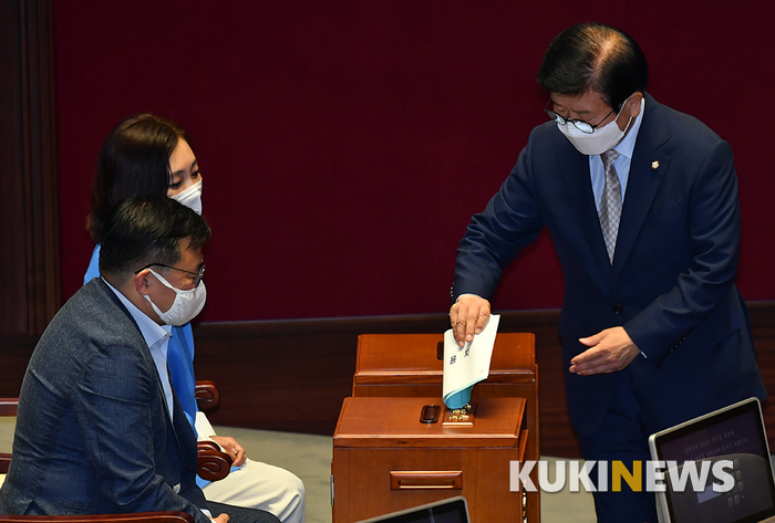 상임위원장 투표하는 박병석 국회의장