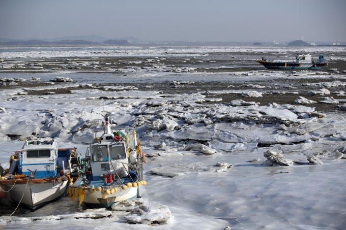 북극 한파에 얼어붙은 '인천 앞바다'