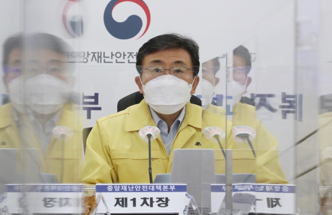 권덕철 복지부 장관 “대전 대규모 확진… 양성률 80% 넘어”