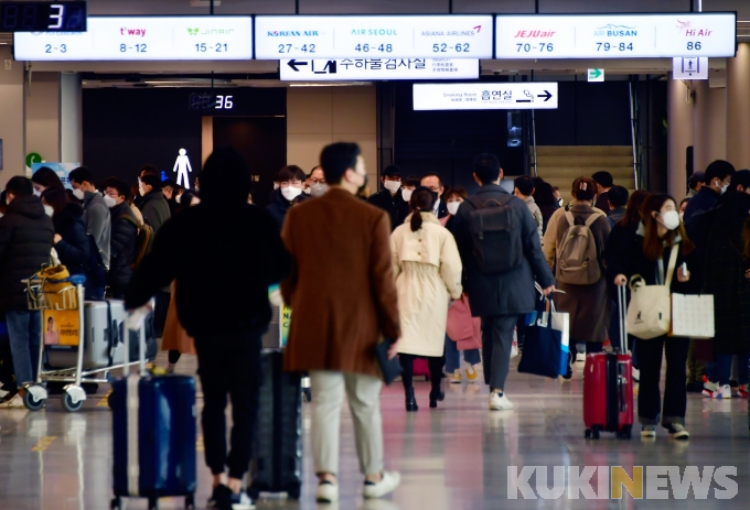 설 연휴 첫날, 아침부터 붐비는 김포공항
