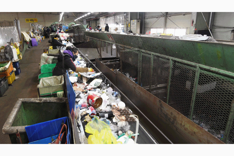 ‘집콕’ 설에 산더미 쓰레기, 분주한 선별작업