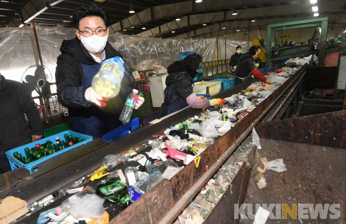 ‘집콕’ 설에 산더미 쓰레기, 분주한 선별작업