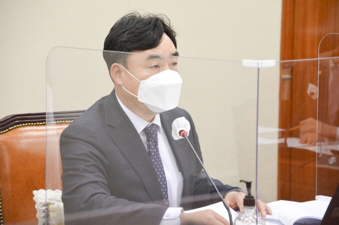 윤관석 정무위원장  “전금법 이해관계 다툼 과열...이주열 유감”