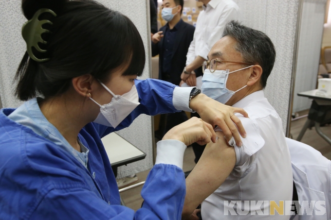 [쿠키포토] 서울대병원, 상급종합병원 중 처음으로 코로나19 백신 접종