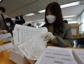 [쿠키포토] '4·7 재보궐선거 D-2' 투표용지 검수에 분주한 손길 