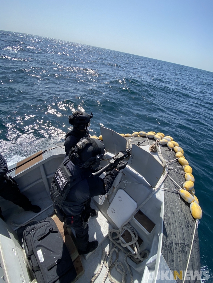 해상 사격훈련 하는 동해해경청 특공대원들
