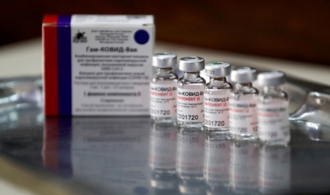 정부가 쏘아올린 러시아 백신 도입 논란…면역효과 vs 안전성
