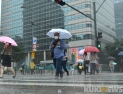 [오늘 날씨] 전국 곳곳 비·돌풍… 미세먼지는 오후 한때 나쁨