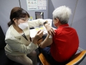 [쿠키포토] 휴일에도 계속되는 '백신 접종'