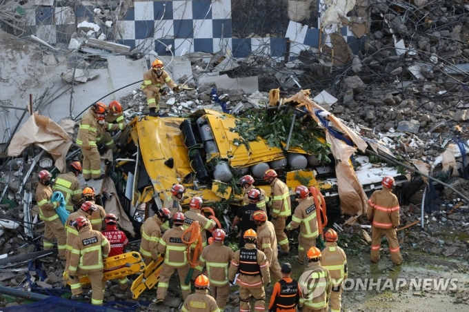 광주 5층 건물 붕괴 사상자 17명… 사망 9명·중상 8명