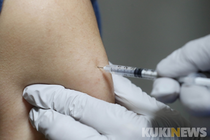 4차 접종 백신, 26일부터 폐기… “확진자 급증으로 추가접종 감소”