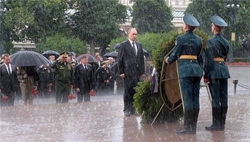 ‘대통령도 폭우 맞는데’…법무부 차관 황제 의전 논란