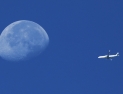 기우는 달과 비행기