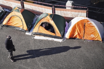노숙인들 텐트에 쌓인 눈