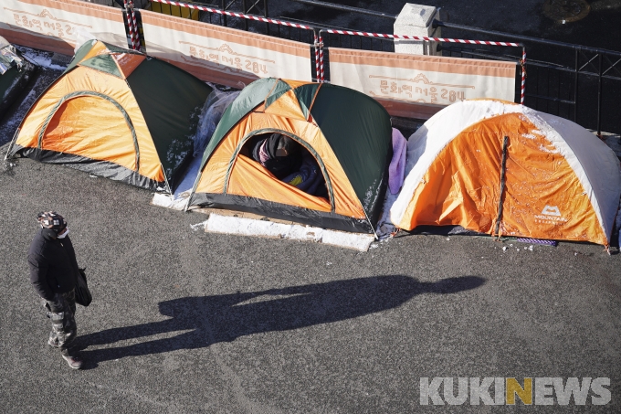 노숙인들 텐트에 쌓인 눈 [쿠키포토]