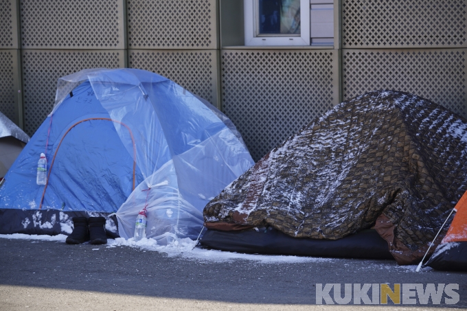 노숙인들 텐트에 쌓인 눈 [쿠키포토]