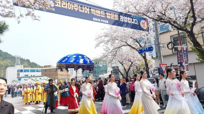'김해 수로왕행차 퍼레이드' 가야문화축제 마중물 되다