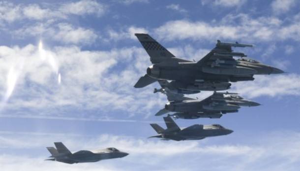 우크라에 F-16 뜬다…“미국, 전투기 제공 승인”