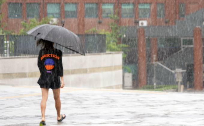 “오늘도 우산 챙기세요”… 전국 곳곳 천둥·번개 동반한 비 [날씨]