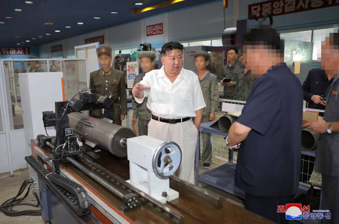 북 “전술핵공격 가상발사훈련 진행”…김정은 또 군수공장 찾아