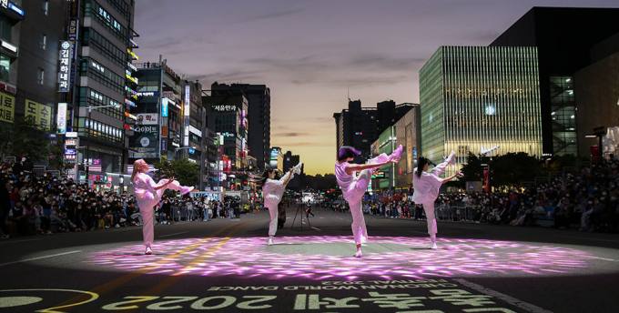 불당동서 천안흥타령춤축제 거리퍼레이드…37개팀 2500명 시청앞 도로 ‘점령’