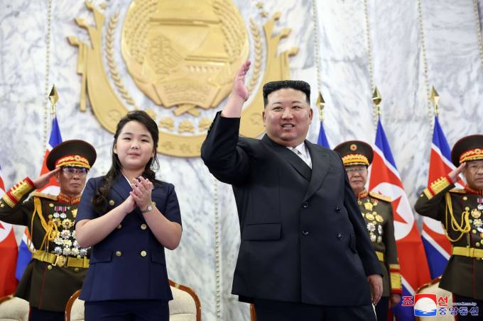 김정은, 딸과 ‘민방위 무력 열병식’ 참석…연설 안 해