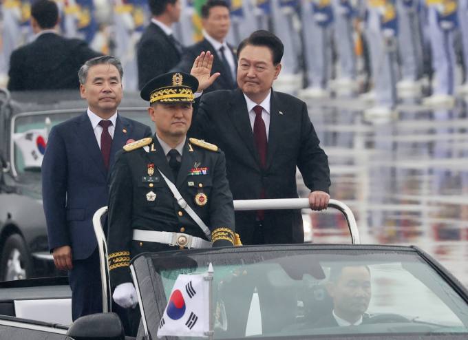 尹대통령, 열병식 참여해 격려…‘3군·장비 부대 사열’