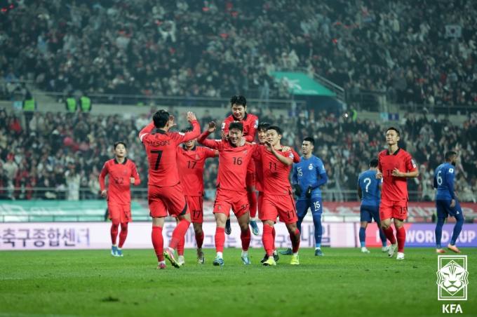 한국, 싱가포르에 5대 0 완승…11회 연속 WC 진출 막 올랐다