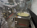 국 끓이는 학교 급식로봇…서울시교육청 “조리원 건강권 보장”