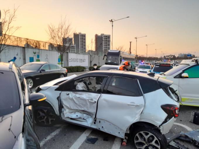 인천 가정동서 차량 7대 충돌…3명 부상