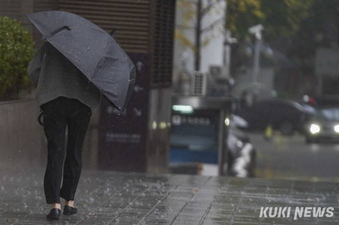 “우산 챙기세요”…오전부터 전국 많은 비