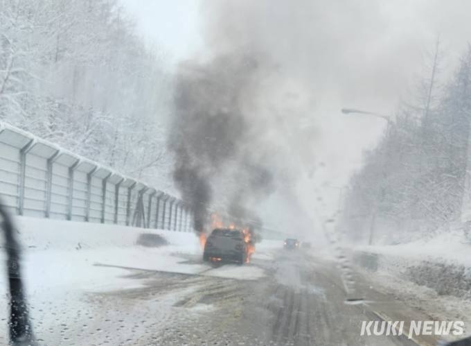 [쿠키포토]폭설 내리는 태백, 화염에 휩싸인 차량