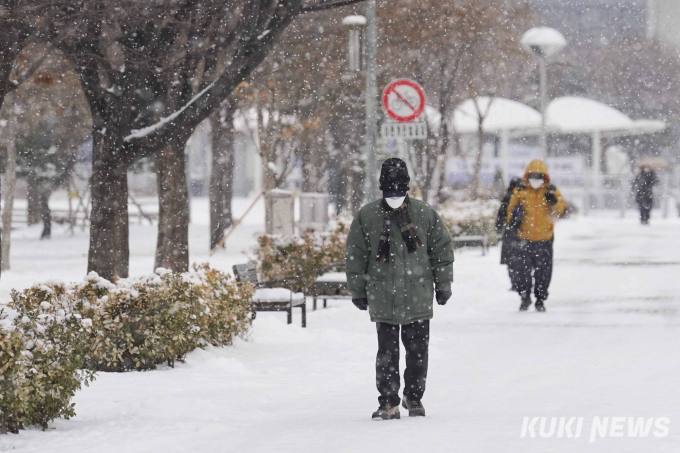 전국 대부분서 비·눈…출근길 교통안전 유의 [날씨]
